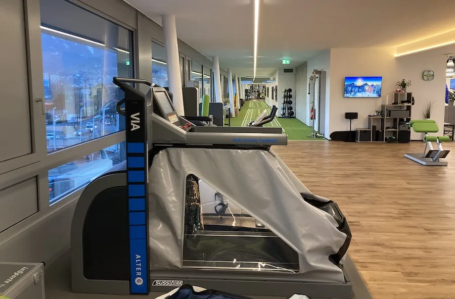 AlterG-Laufband im Trainingsbereich der Praxis
