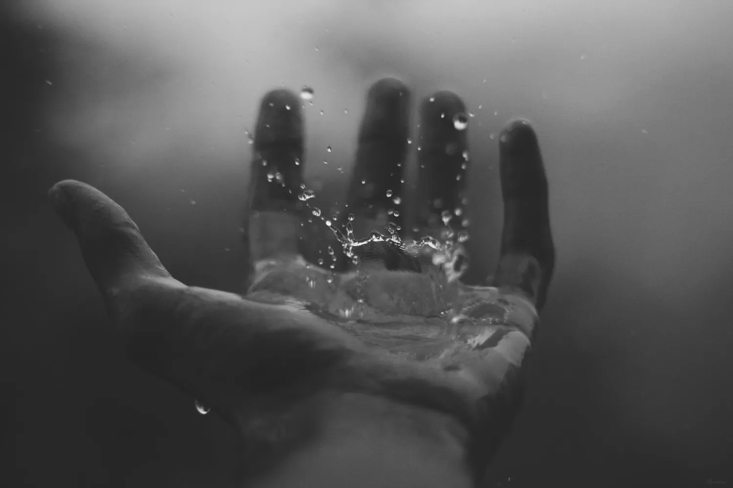 Wasser in einer geöffneten Hand