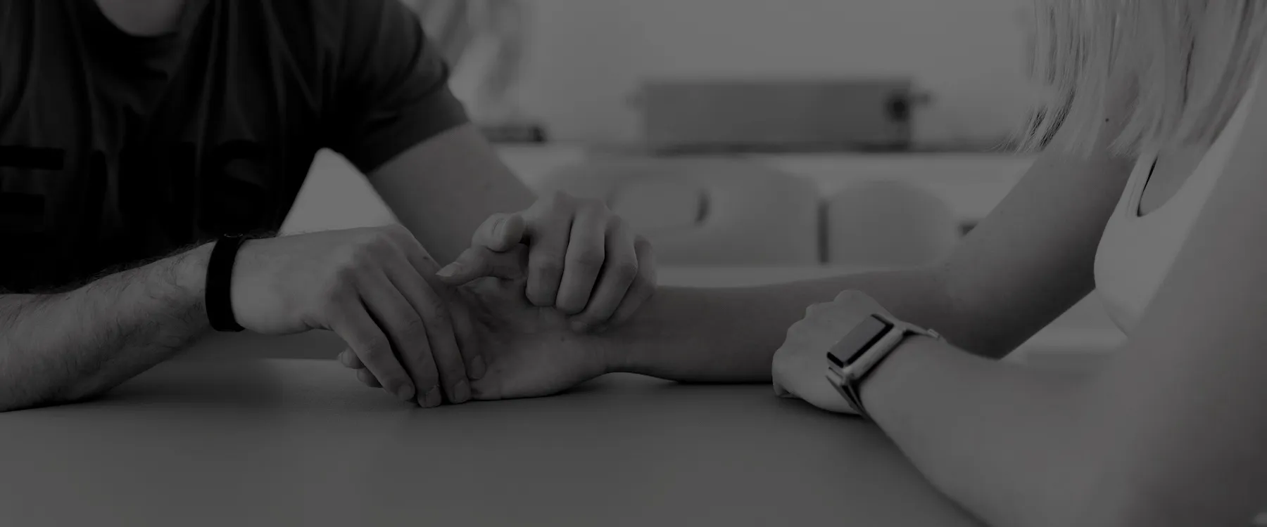 Ergotherapeutin arbeitet mit den Händen einer Patientin