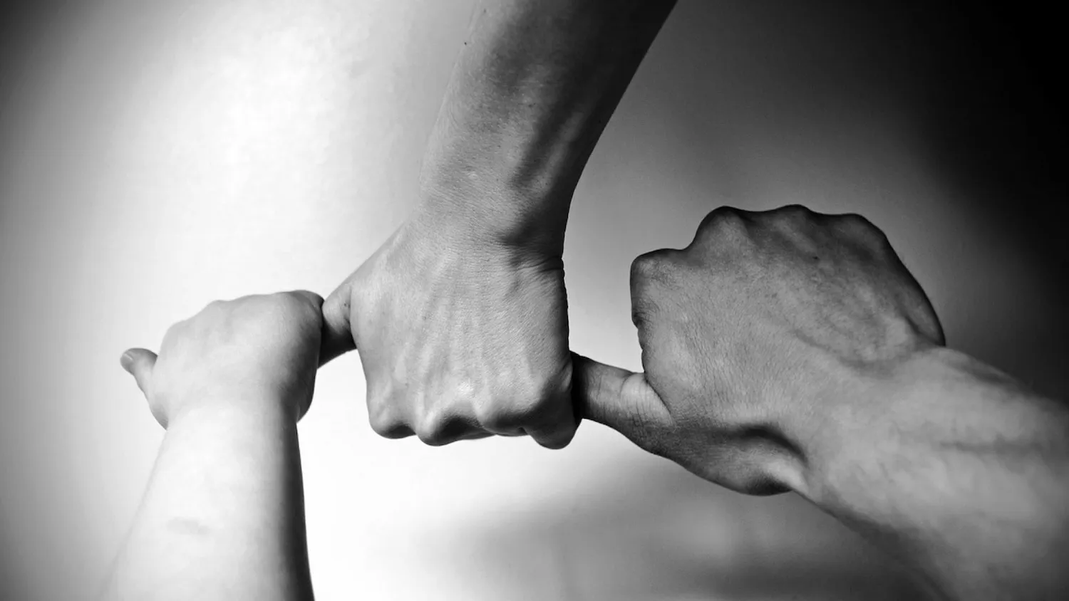 Hände bei einer osteopathischen Behandlung