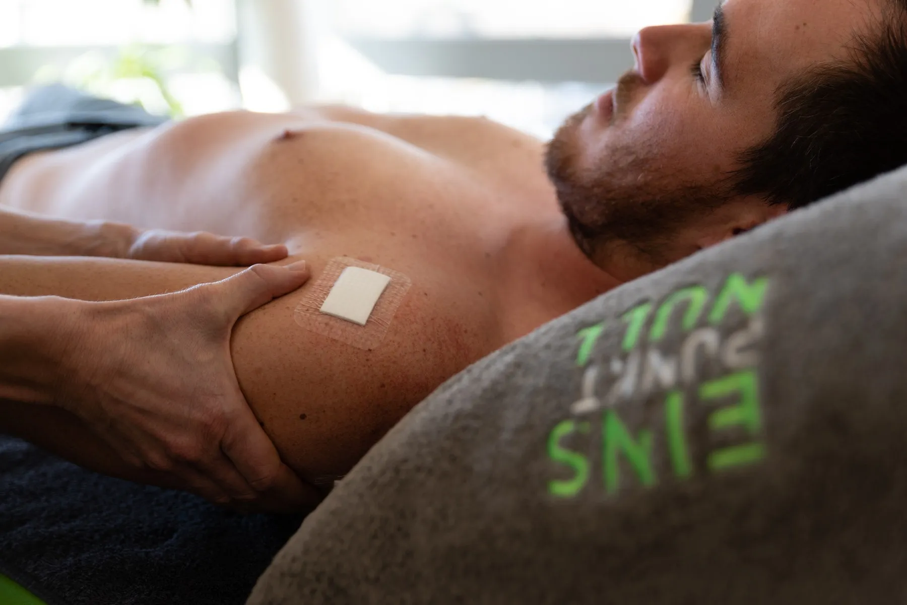 Physiotherapeutische Behandlung an der Schulter