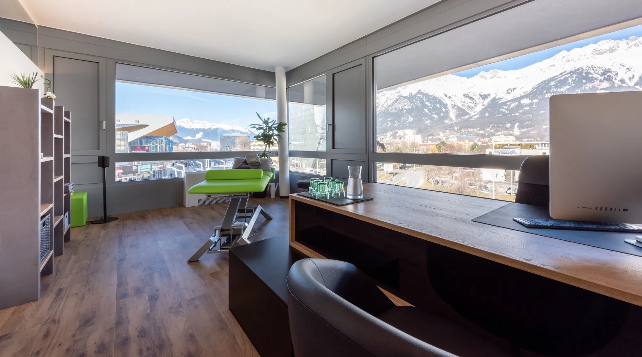 Büro der Praxis mit Blick auf die verschneite Nordkette