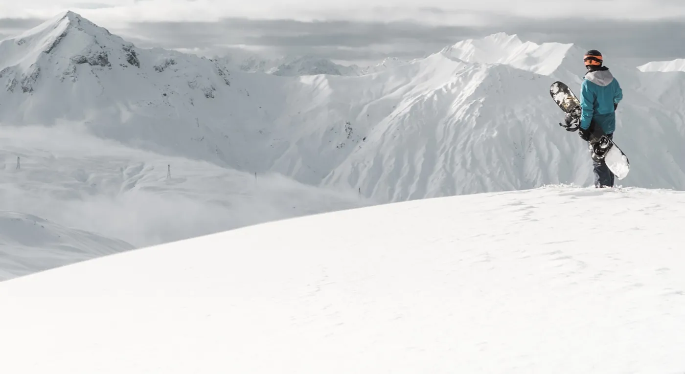 Snowboarder auf einem verschneiten Berggipfel