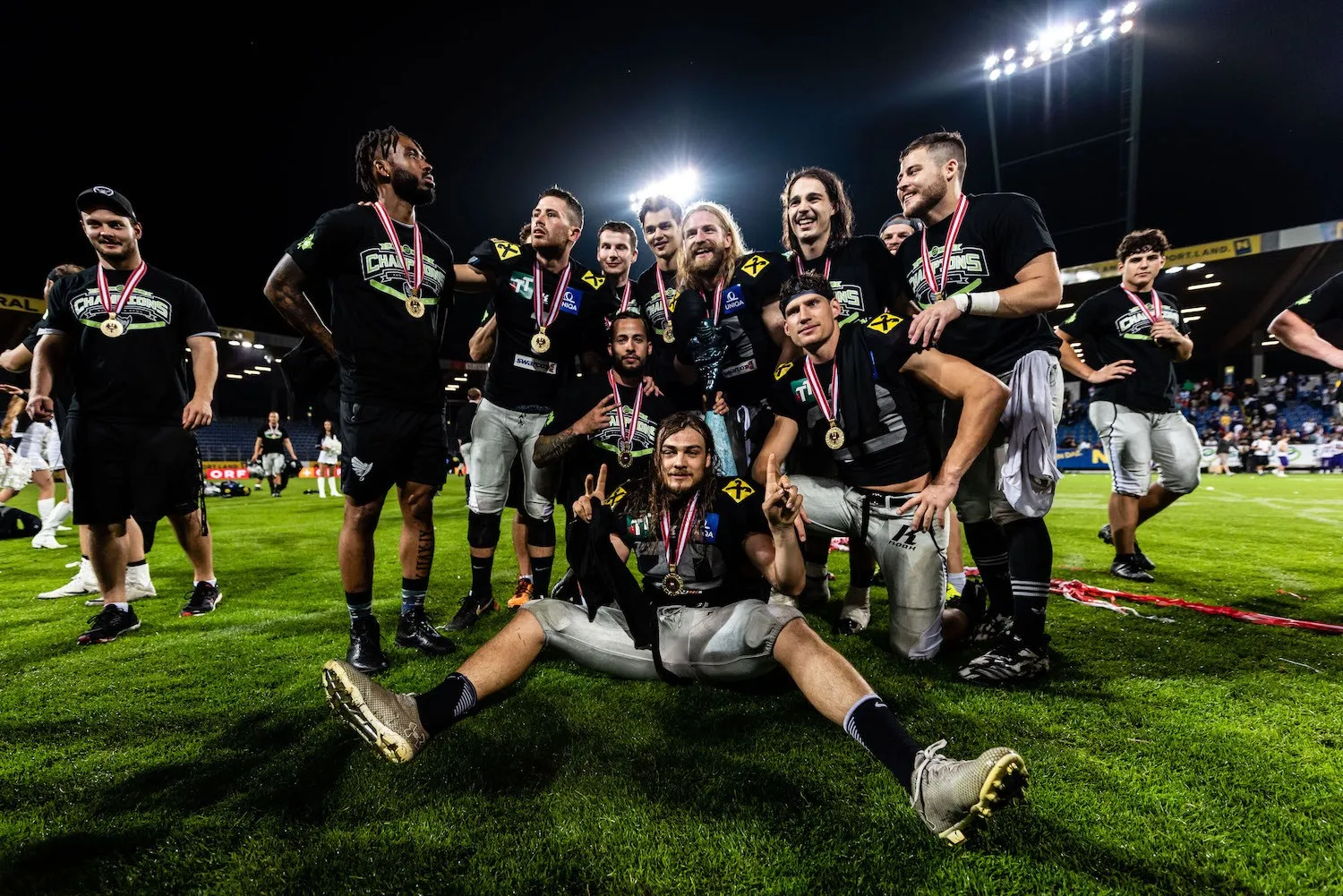 Footballteam der Swarco Raiders Tirol feiert im Stadion